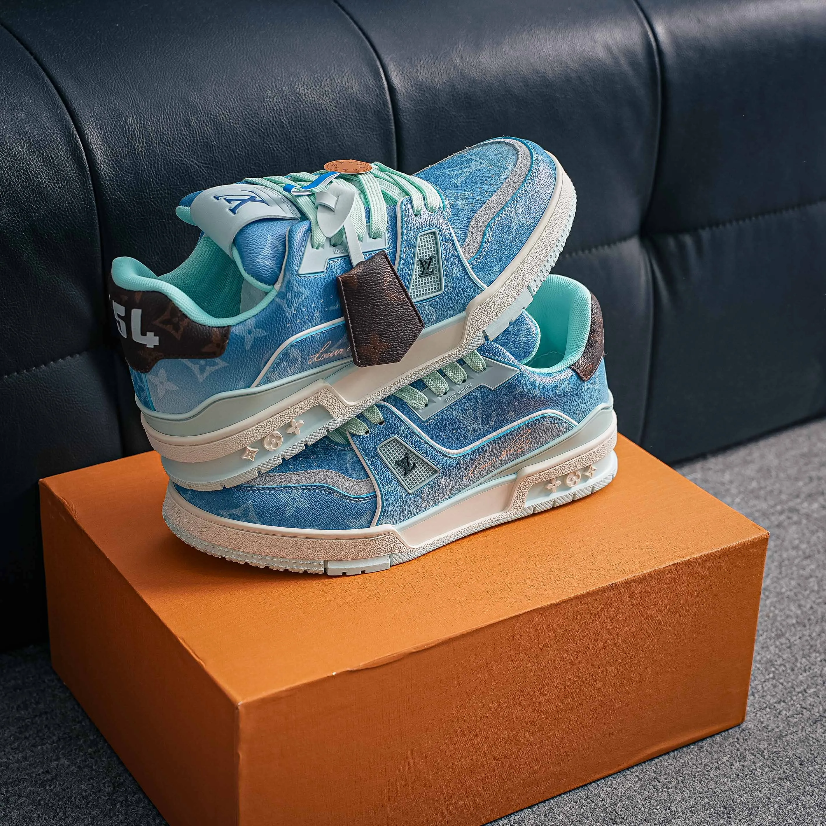 # LV- - trainer 2026 New Arrival 1：1 ！！ Shoes Cowhide Leather ， LOGO ， Breathable ， 。